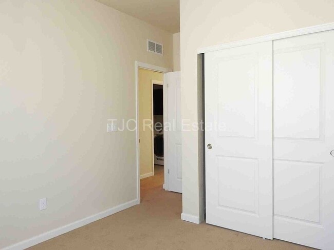 Building Photo - Central Park Town Home for Rent!