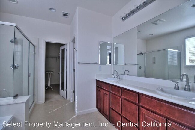 Building Photo - 4 br, 2.5 bath House - 20859 Black Oak Dr