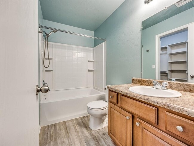 Building Photo - 609 E Linden Ln