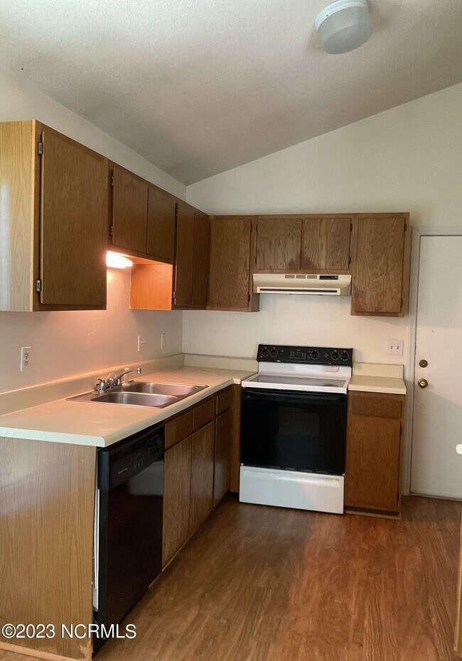 Building Photo - 219 Wedgewood Dr
