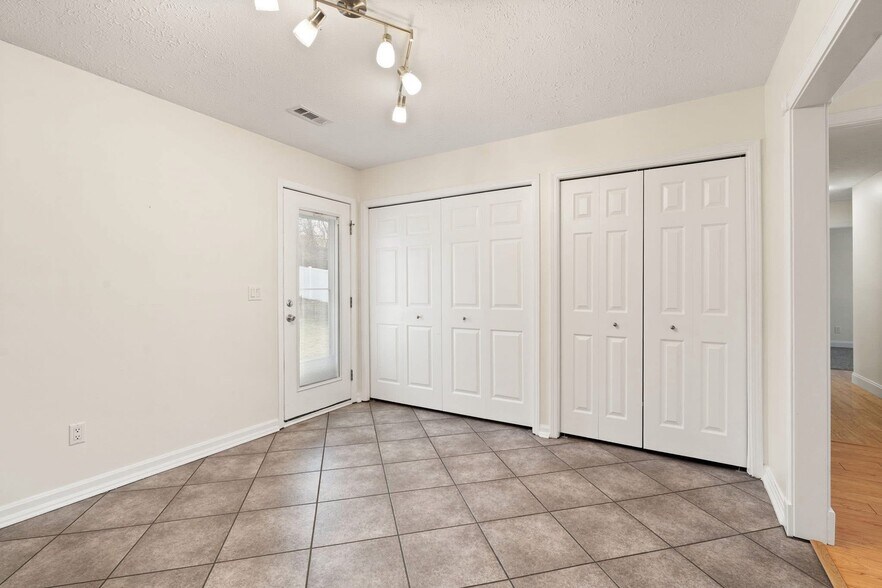 Building Photo - 1216 Whitehorse Vale Dr