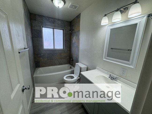 Building Photo - 1739 Grandview Dr