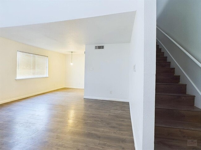 Building Photo - 2124 Burton Dr