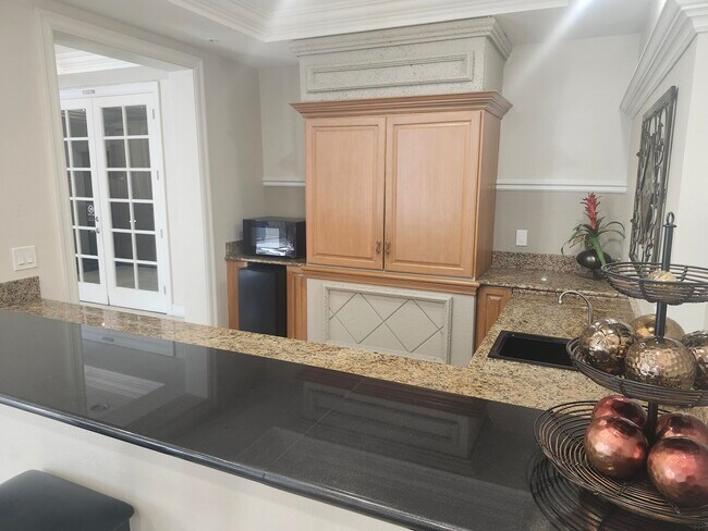 Building Photo - 533 NE 3rd Ave