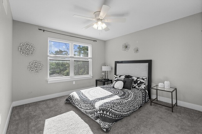 Building Photo - 718 N Alexander Ave