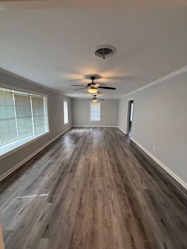 Building Photo - 4 Bed 2.5 Bath House