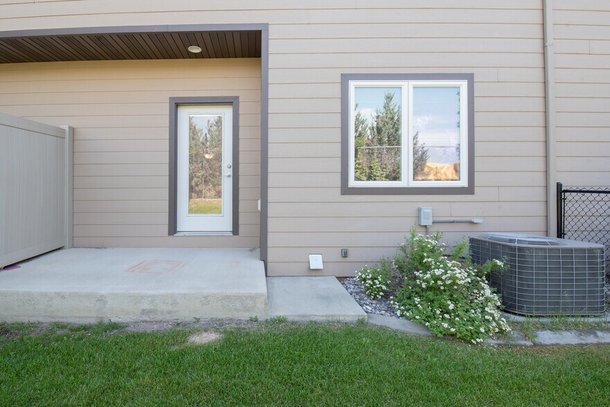 Building Photo - 1035 Road Runner St.