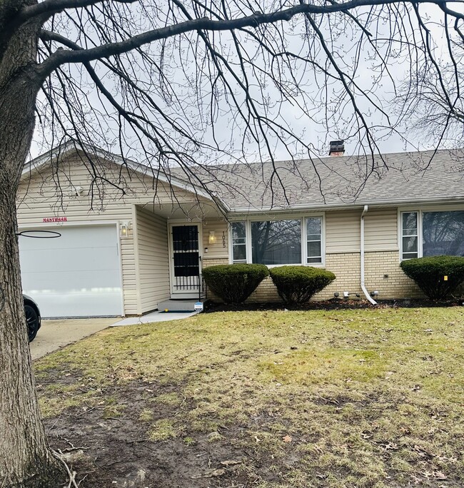 Building Photo - 1065 Hiawatha Dr