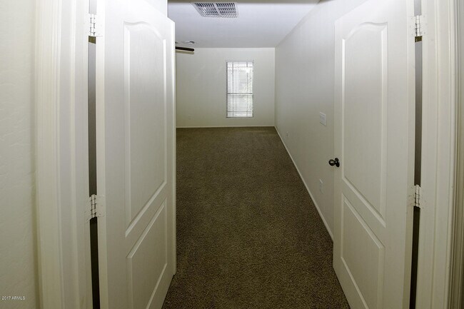 Building Photo - BEAUTIFUL 4 BED 2.5 BATH, OVER 2300SQFT., ...