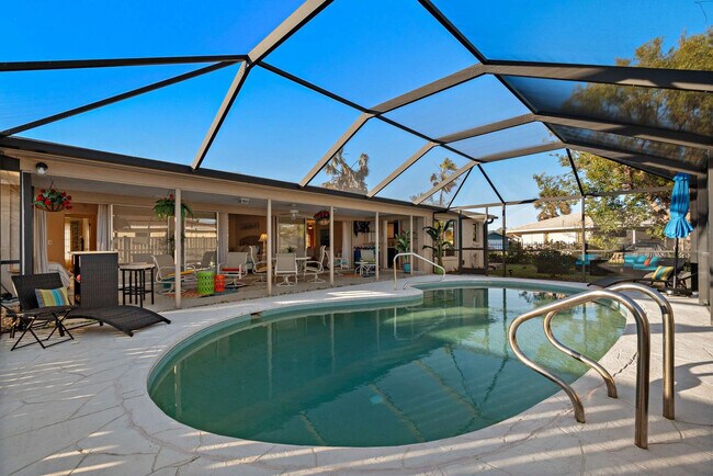 Building Photo - 7423 Dickens Dr