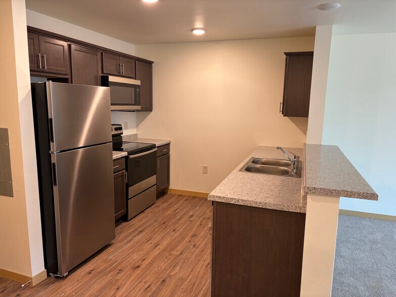 Building Photo - Hickory Grove