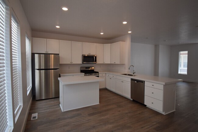 Building Photo - Charming 3 Bed 2.5 Bath Townhome in Murray!!!