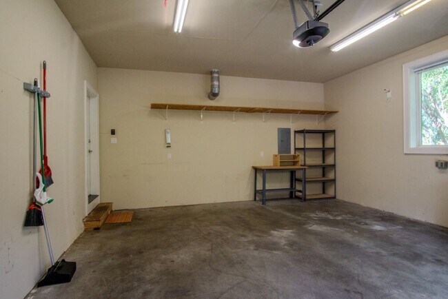 Building Photo - 4Bd/4Ba Seattle Home