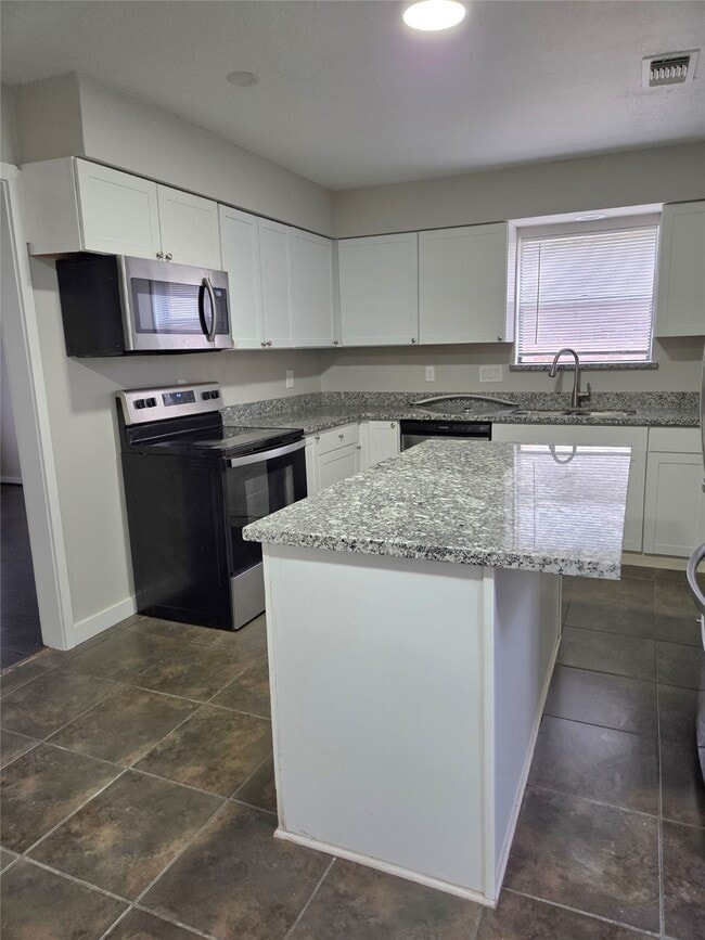 Building Photo - 9115 Woodleigh Dr