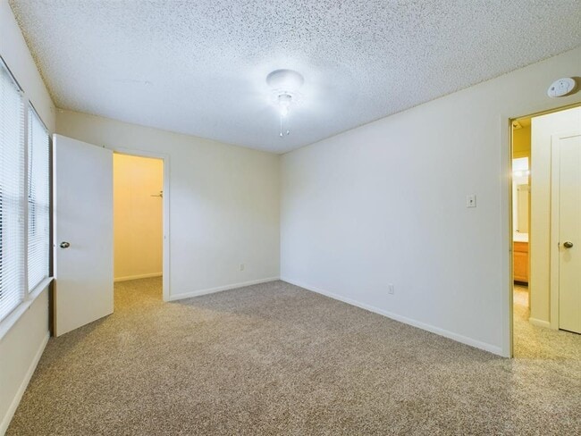 Building Photo - 8502 Lyndon Ln