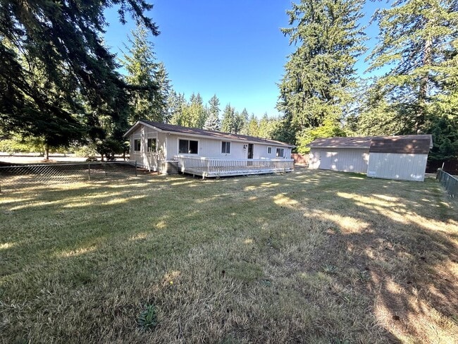 Building Photo - 2 bedroom 2 bath with large front & back y...
