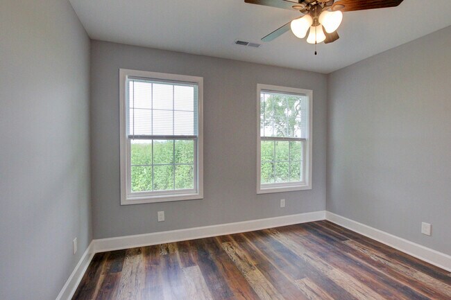 Building Photo - 133 Riverbend Dr