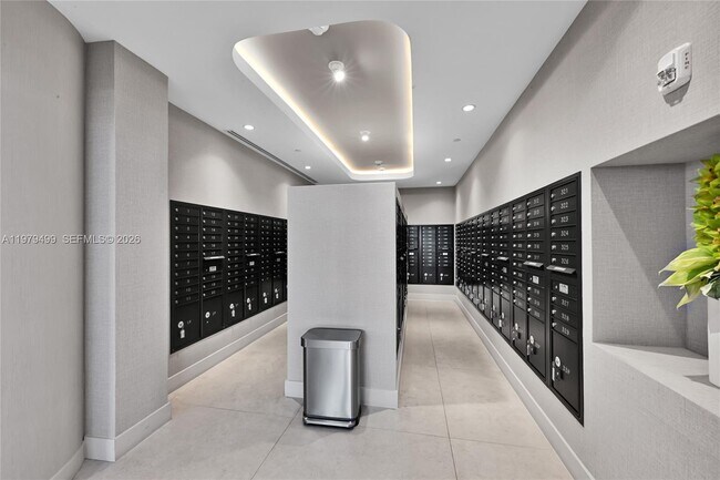 Building Photo - 700 NE 24th St