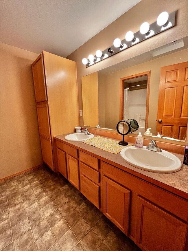 Building Photo - Peaceful Hansville Home with Plenty of Room