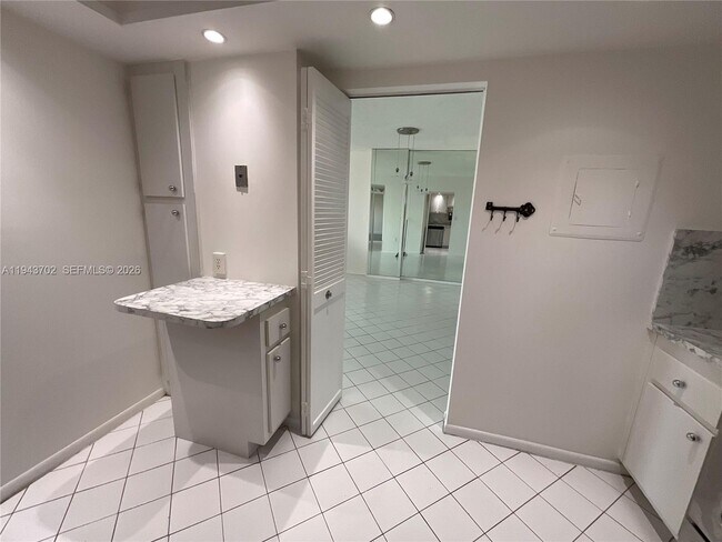 Building Photo - 919 Hillcrest Dr