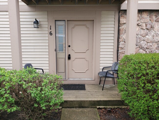 Building Photo - 16 Fernwood Ct