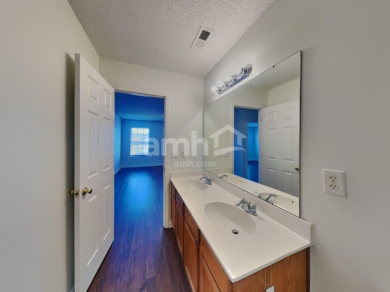 Building Photo - 2521 Highland Park Dr