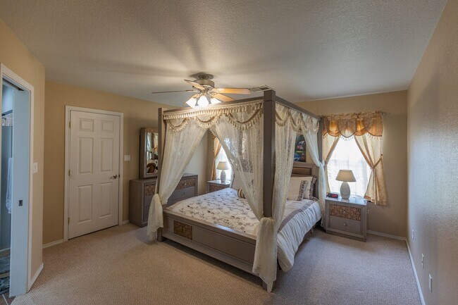 Building Photo - 3 bed 2 bath beautiful home!
