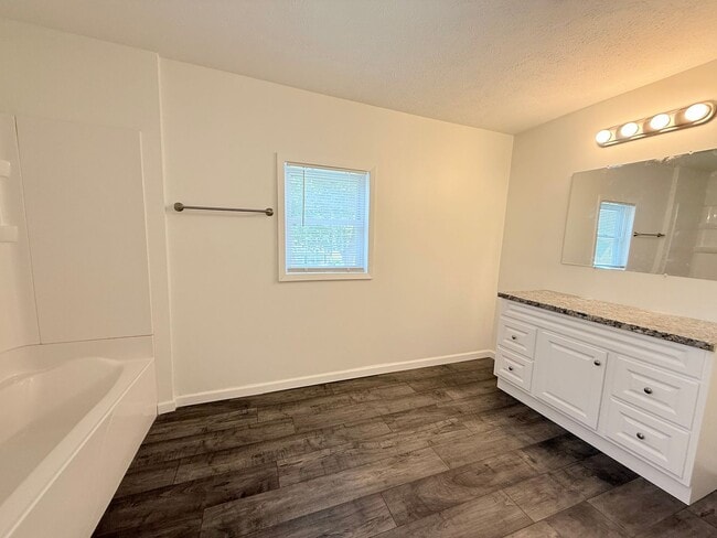 Building Photo - 4 Bedroom 2 Bath in Normal!