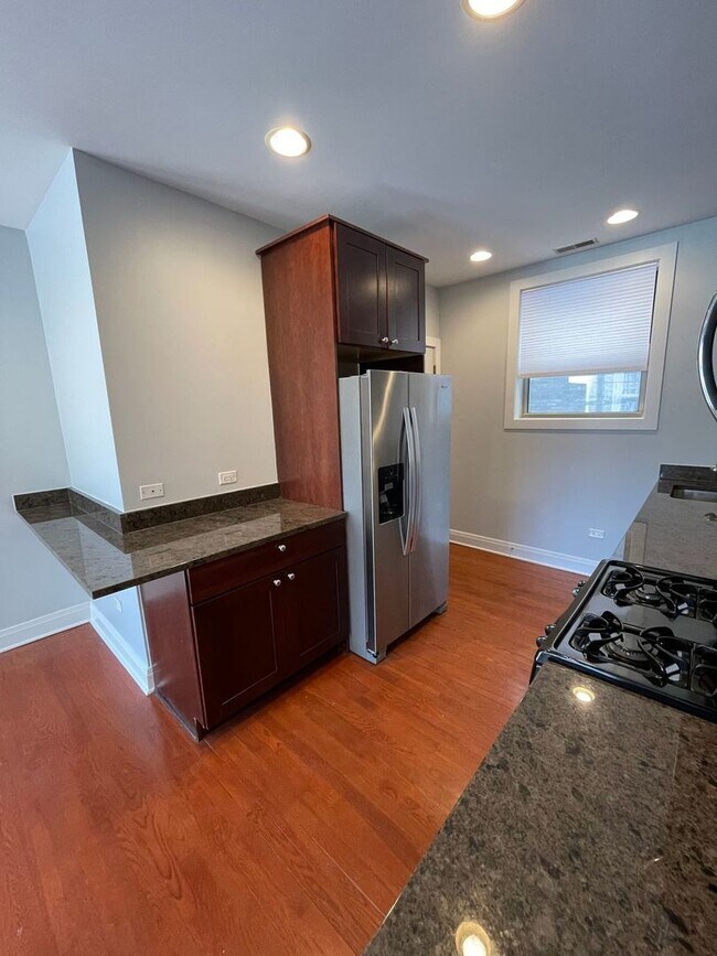 Building Photo - 1448 W Thorndale Ave