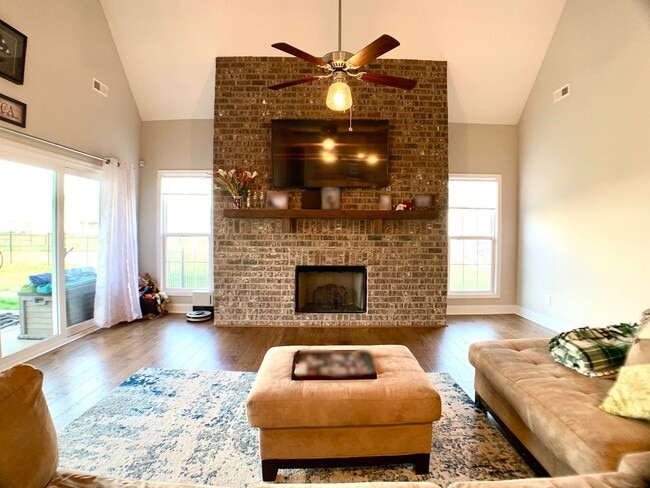 Building Photo - 585 Dexter Dr