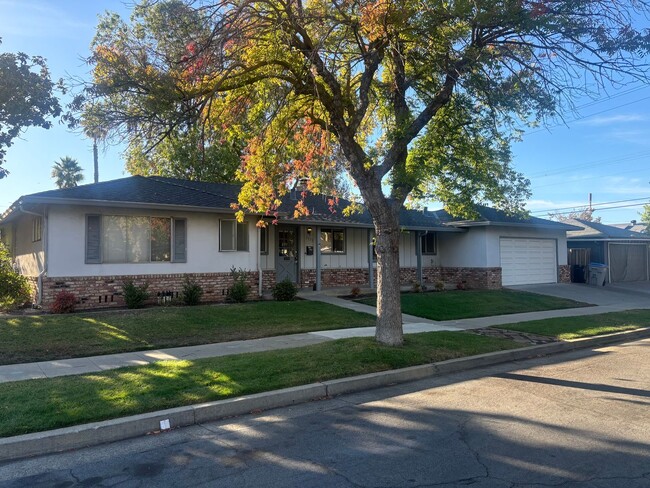 Building Photo - Coming Soon! This Spacious 4/2 Charmer in ...