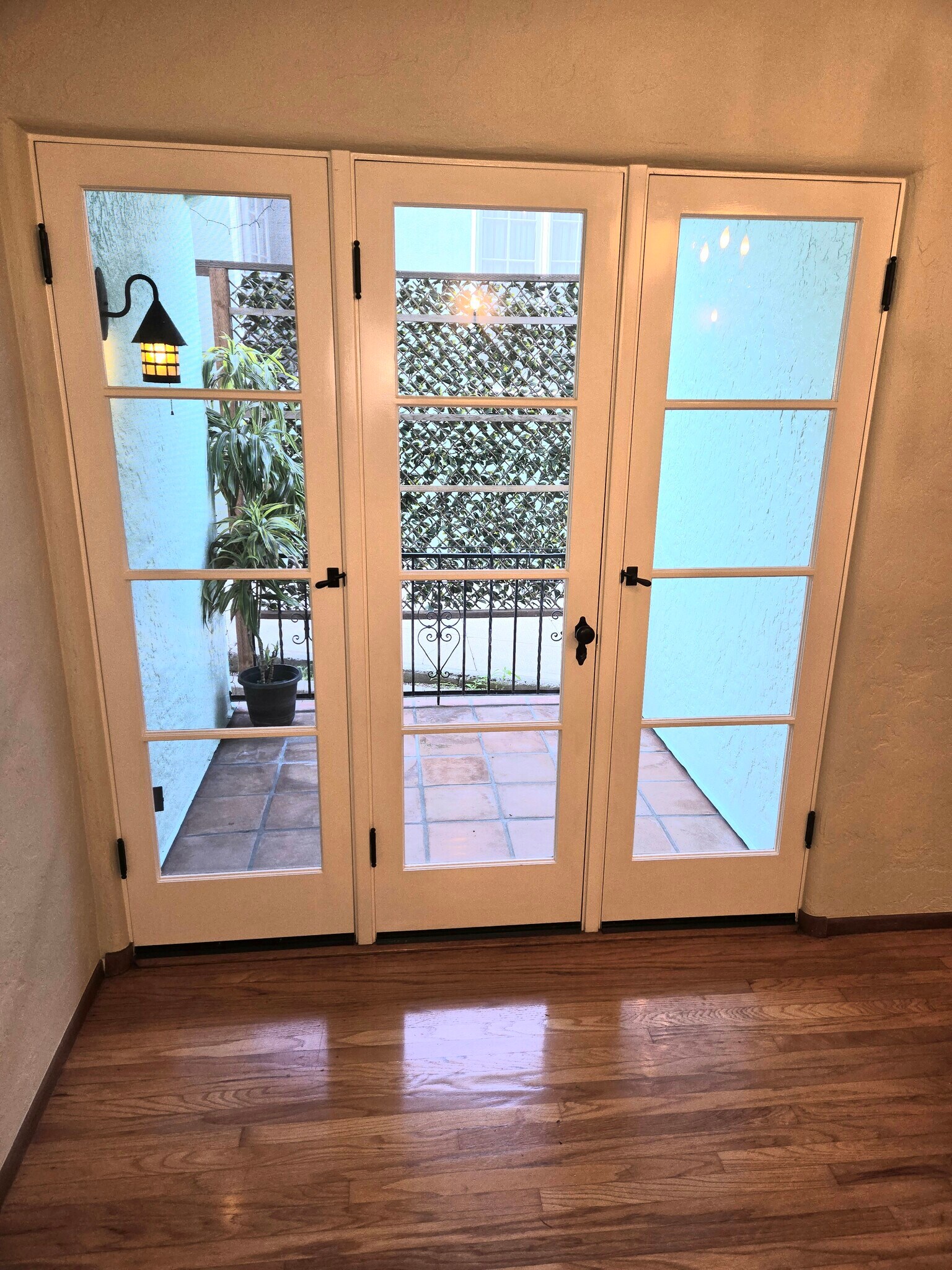 Building Photo - 1922 N Hoover St