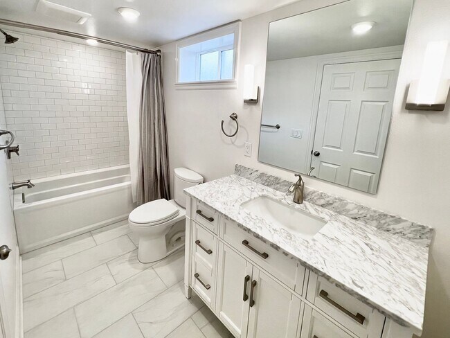 Building Photo - Newly Renovated 3 bed 2 bath With Huge Bac...