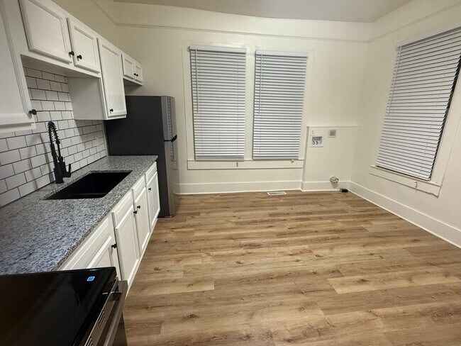 Building Photo - 621 Park Cir