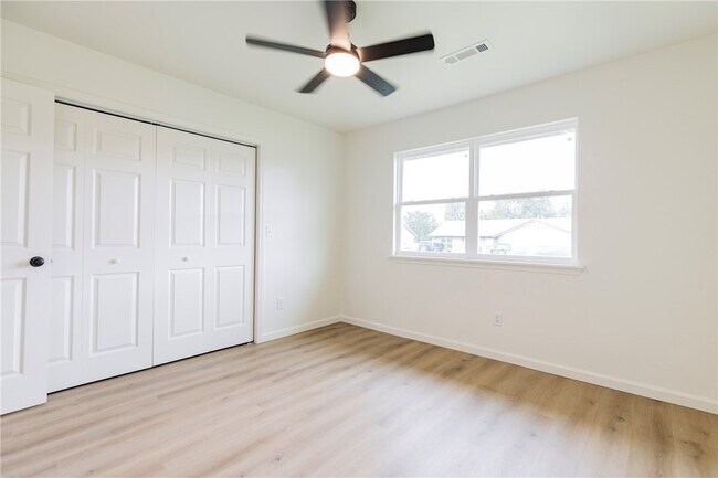 Building Photo - 1802 S 14th Pl