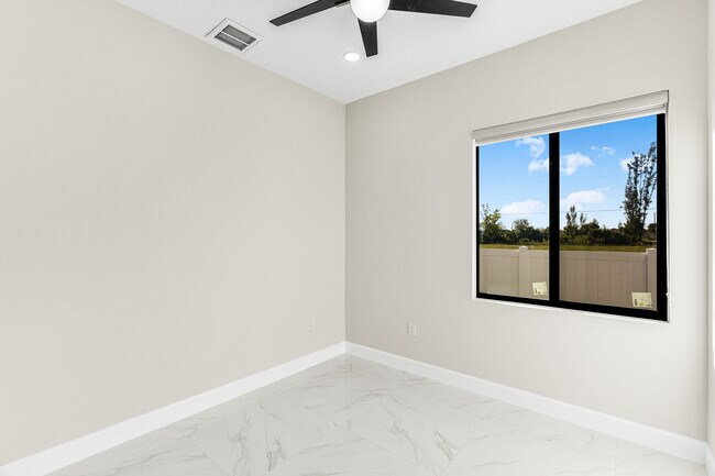 Building Photo - 2014 NE 9th Ave