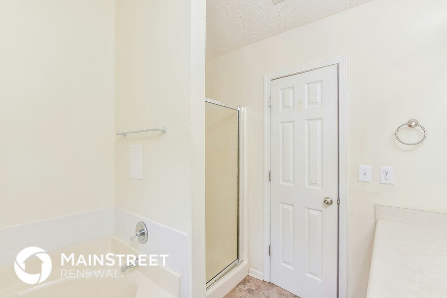 Building Photo - 3552 6 Oaks Ct