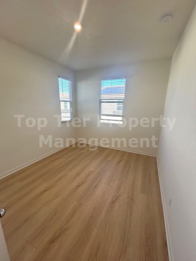 Building Photo - ***Charming 3 bed / 2.5 bath Townhome in O...