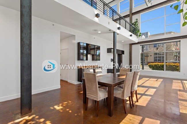 Building Photo - Amazing 2 Bedroom 1.5 Bath Townhome in the...