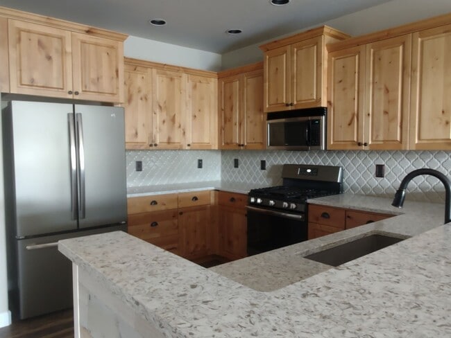 Building Photo - Freshly updated 4 bedroom 2.5 bath, two st...