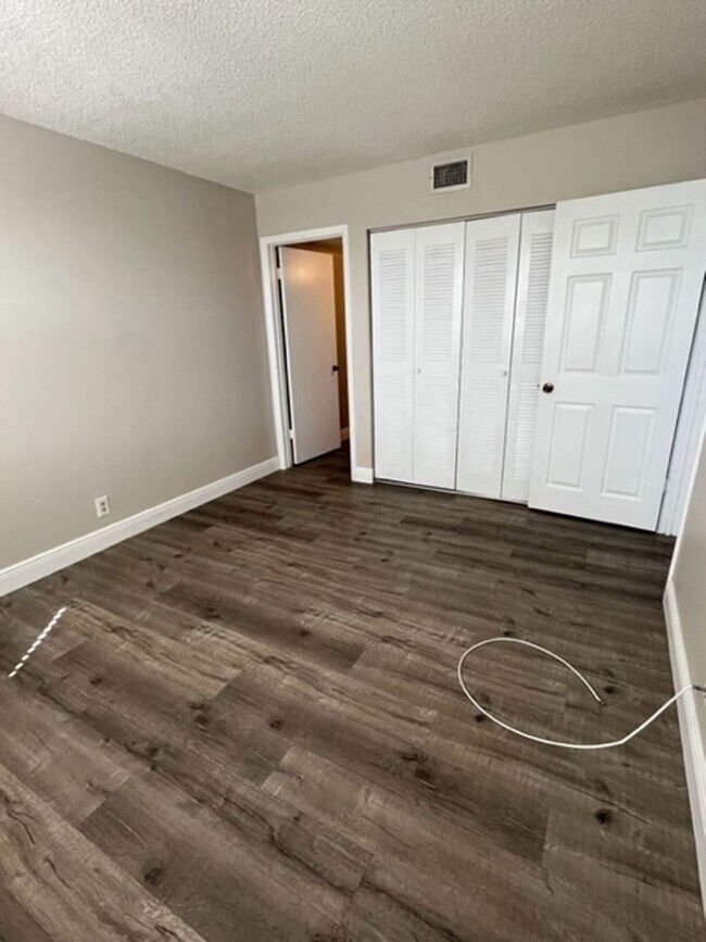 Building Photo - 706 Executive Center Dr