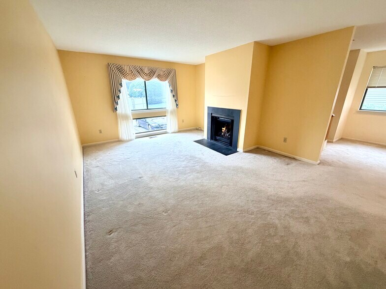 Whole Living room - 40 Crossroads Ln