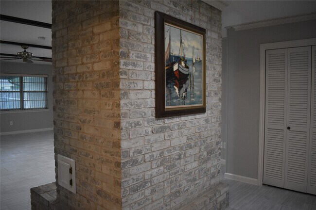 Building Photo - 3110 Springhill Dr