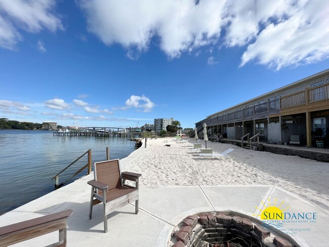 Building Photo - Waterfront 2 Bedroom Unit in Fort Walton B...