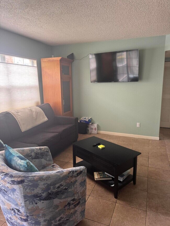 Building Photo - 1614 SE Green Acres Cir