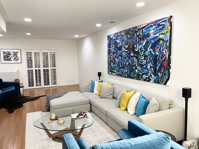 Building Photo - Lovely 3 bd/2.5 ba Townhome - Old Town Torrance!