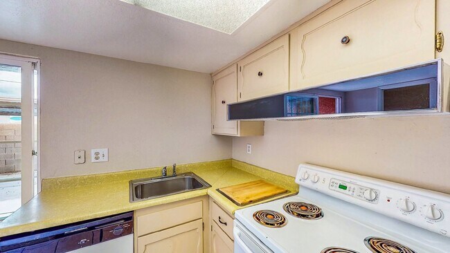 Building Photo - 2 BEDROOM 1 1/2 BATH TOWN HOME