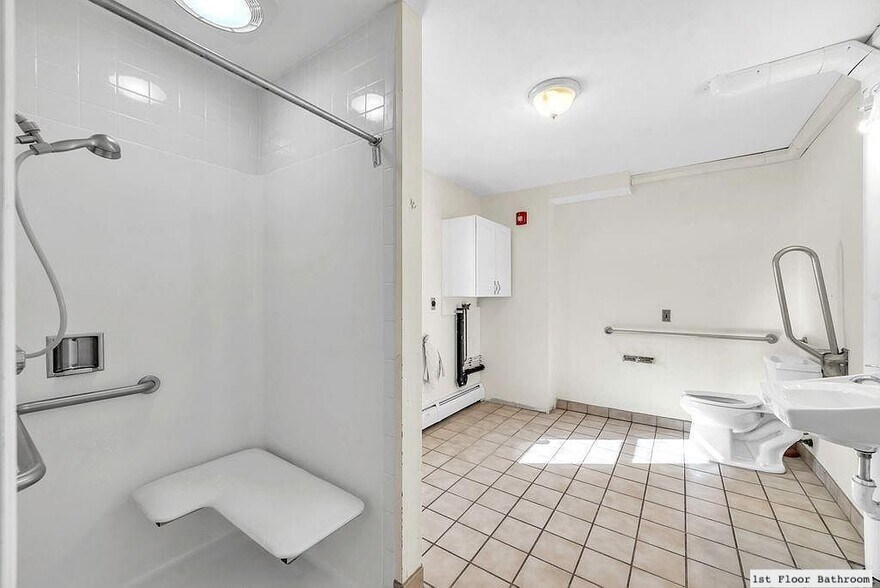 Main floor bath :washer&dryer - 153 Hunting Lodge Rd