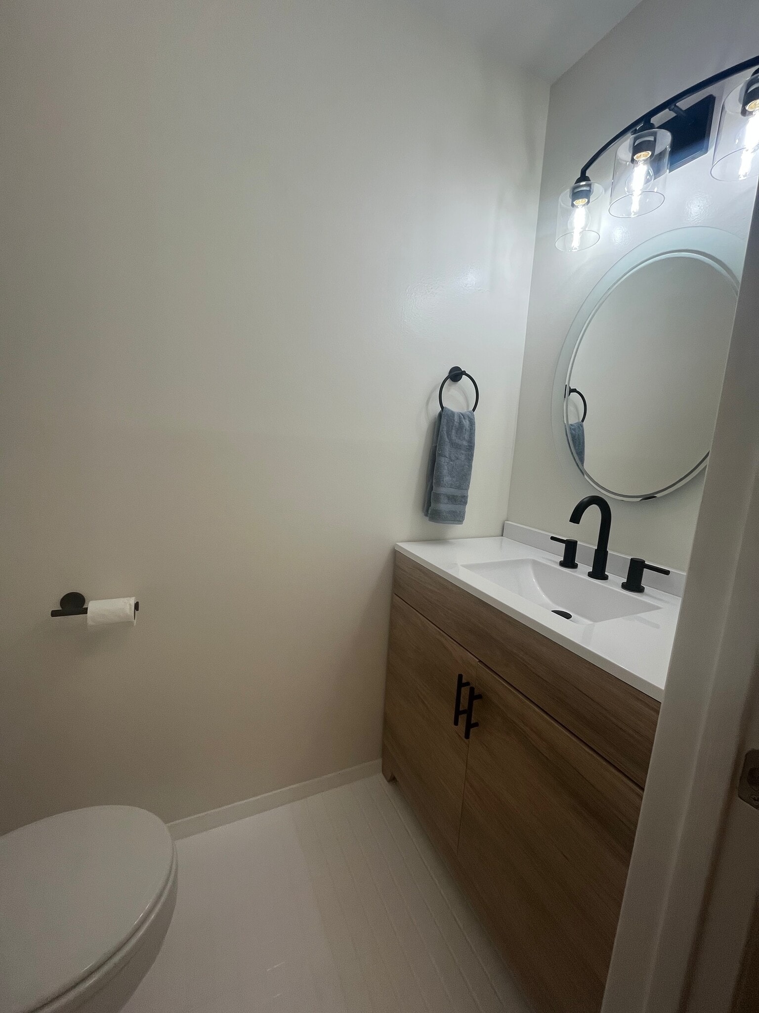 Main Floor 1/2 bath - 9415 Riverbrink Ct