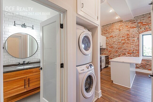 Primary Photo - 1211 Bainbridge St